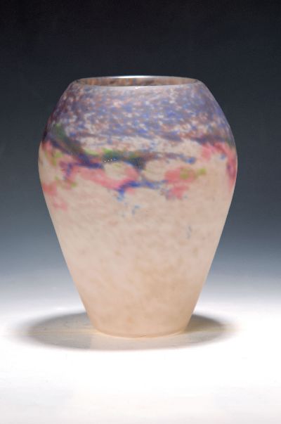 Ziervase, Müller Fres, Luneville, 1.Viertel 20.Jh., farbloses Glas mit violetten, rotbraunen, rosafarbenen und grünen Einpuderungen, Ätzmarke, H. ...