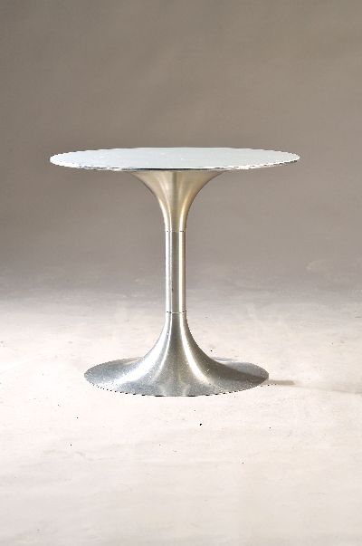 Beistelltisch "T304" von Robert Haussmann, Entwurf 1959, mit Trompetenfuß aus Aluminum, lose eingelegte weiße Glasplatte, D. ca. 60 cm, ...