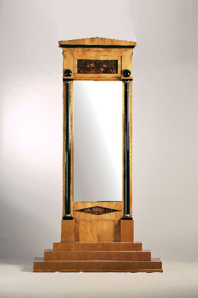 Großer Biedermeier Spiegel mit Konsole, 19.Jh., Kirschbaumfurnier, mit schwarzen Halbsäulen, Konsolenunterteil sekundär aus dem 20.Jh., Rückwand ...