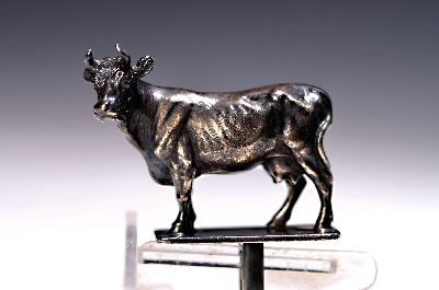 Sog. Butterkuh aus Silber, Koch & Bergfeld, Bremen, 1960/70er-Jahre, 925er-Silber, vollplastische Darstellung einer Kuh, 85g