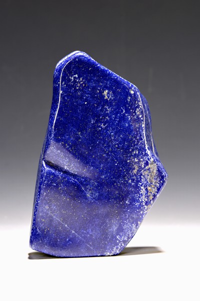 Lapislazuli in Freiform, Afghanistan, Calcit- und Pyriteinschlüsse, ca. 2560 g, unregelmässige Form mit Vor- und Rücksprüngen,ca. 14x21.5x4 cm, ...