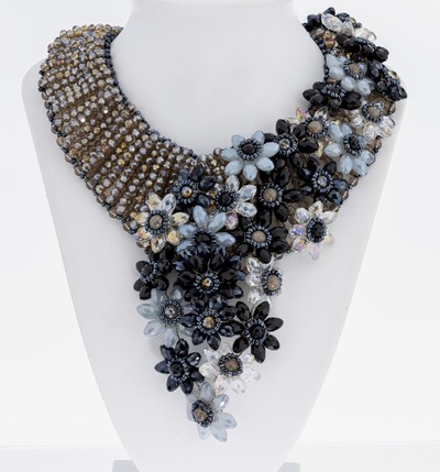 Statement-Collier, facett. Strasssteine in versch. Farben, Formen und Größen, breiter Halsreif im Verlauf, florales Mittelteil nach unten ...