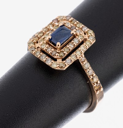 14 kt Gold Saphir-Brillant-Ring, RoseG 585/000, Saphir-Cabochon ca. 0.37 ct, Brillanten zus. ca. 0.54 ct Faint to Light/Fancy Light to Fancy Intense ...