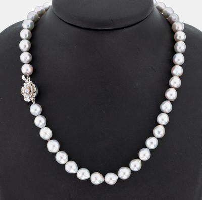 Perl-Collier, silbergraue Zuchtperlen, Schließe in Form einer Blüte, Silber, barocke Zuchtperlen, D. ca. 8.7 mm, nat. Merkmale, L. ca. 43 cm