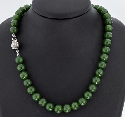 Jade-Collier, Jadekugeln, D. ca. 10 mm, Schließe in Form einer Blüte, Silver, L. ca. 45 cm