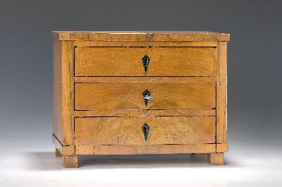 Kleine Modellkommode, Biedermeier, um 1830, Nussbaumfurnier, drei Schubladen, eingelegte Schlüsselschilder, drei Kastenschlösser alt, jedoch ...
