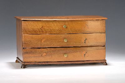 Kleine klassizistische Modellkommode, Ende 18. Jh., Nussbaum, Deckplatte und Schubladenfronten mit Vogel und stil. Eicheln intarsiert, drei ...