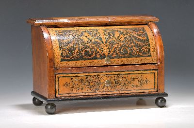 Modellmöbel, deutsch, um 1890, Historismus, kleines Rollbüro, Nussbaum und Ahorn, Deckplatte und Fronten mit bemaltem Renaissancestildekor, eine ...