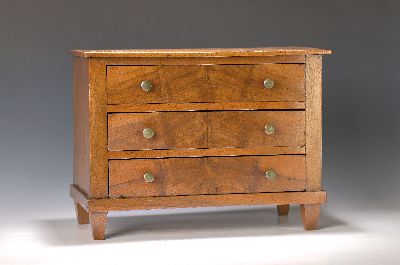 Große Modellkommode, deutsch, 19. Jahrhundert, Nussbaumfurnier, z.T. massiv, drei Schubladen, Messingknöpfe, ca. 24 x 46 x 23.5 cm, EZ 2-3
