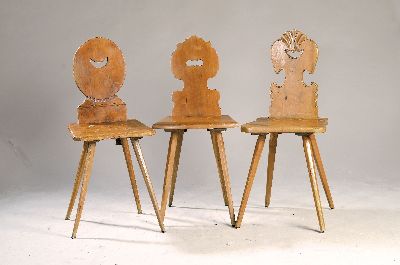 3 Brettstühle, 19.Jh. Nußbaum massiv, in unterschiedlicher Form, H. ca. 99 cm, Sh. ca. 52 cm, EZ 2-3
