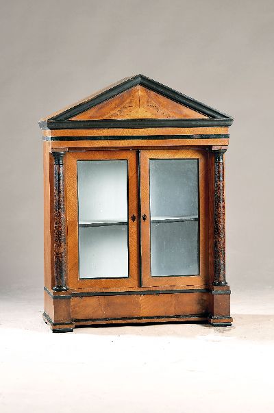 Kleine Sammlervitrine, Biedermeier, erste Hälfte 19. Jh., Kirschbaumfurnier, zweitürig und verglast, mit Knopfmechanismus für Schublade, Front mit ...