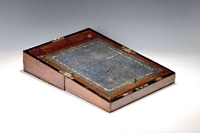 Reise-Schreibpult, wohl England, ausgehendes 19.Jh., Nußbaum, Deckelzierde und Schlüsselschild aus Perlmutt, aufklappbar, Schreibfläche mit ...