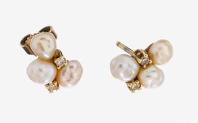 Paar 14 kt Gold Perl-Diamant-Ohrstecker, GG585/000, 6 unrunde Zuchtperlen, 4 kl. 8/8- Diamanten, ca. 1.9 g, 1 Brisur fehlt