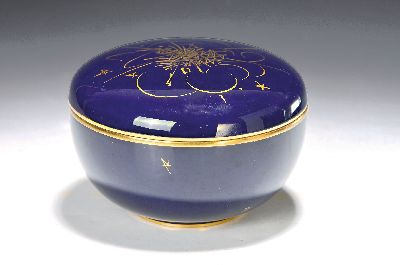 Bonbonniere, Nationale Sevres, Georges Mathieu, 1921 - 2012, um 1976, kobaltblau mit Goldstaffage, am Boden gemarkt und bezeichnet und dat. 76 bzw. ...