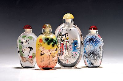 Vier Snuff-Bottles, China, 20. Jh., Glas, innen mit feiner Handmalerei, Reiher, Bambus, Damen in Parklandschaft, 9-12 cm