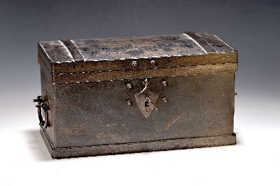 Geldkassette/Eisenkassette, deutsch, Anfang 19. Jh., mit Rautendekor, seitlich mit zwei Handhaben, Schloss, Bänderung, Schlüssel, ca. 17 x 33 x 16 ...