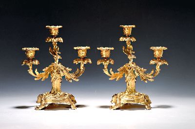 Paar Rokoko-Leuchter/Prunkleuchter, wohl Frankreich, um 1870, Bronze, vergoldet, je drei Brennstellen, aufwendig verziert, H. 24 cm