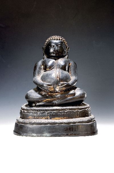 Phra Sangkachai, Thailand, wohl 19. Jh., Bronze, dunkel patiniert, Reste von Vergoldung, sitzender Bodhisattva auf Lotussockel, Keramikkern, ca. 31 x ...