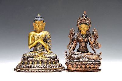 Zwei Buddhas, Nepal/Tibet, 20. Jh., Bronze: Tara, mit Steinbesatz, bemalt, H. ca. 14 cm u. Buddha, Dharmachakra, z.T. versilbert, aufwendiges Gewand, ...