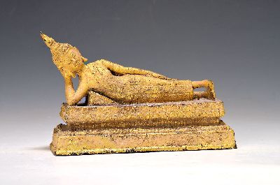 Liegender Buddha, Thailand, wohl um 1900, Bronze, vergoldet, ca. 14 x 22 x 7 cm