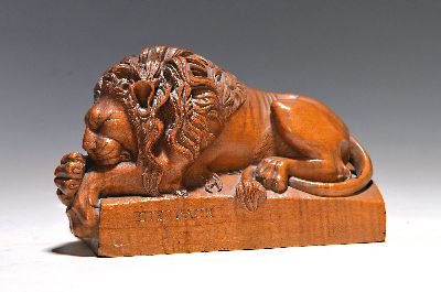 Holzfigur/Bildschnitzerei, deutsch, Anfang 20. Jh., wohl Buchsbaum geschnitzt, liegender Löwe auf rechteckigem Postament, bez. Giesbach, feine ...