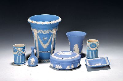 Konvolut aus 7 Vasen und Gefäßen, Wedgwood, England, 19.Jh. und 1891-1937, blaue Jasperware, weiße Reliefzier mit antiken Szenen, Deckeldose D. 13 ...