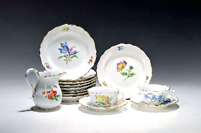 9 Gedecke, Meissen, Pfeifferzeit, 2.Wahl, Porzellan, gestreute Blumen, Goldrand, 9 Tassen mit UT, 9 Teller, Sahnegießer, Alterssp.