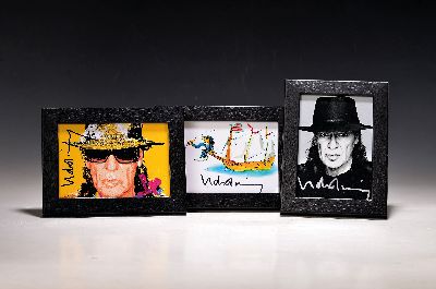 3 handsignierte Autogrammkarten von Udo Lindenberg, Farboffsets, 2x Konterfei Lindenbergs, 1x Motiv nach einem Likörell, je handsigniert in ...