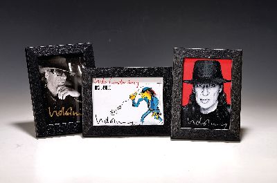 3 handsignierte Autogrammkarten von Udo Lindenberg, Farboffsets, 2x Konterfei Lindenbergs, 1x Motiv nach einem Likörell, je handsigniert in ...