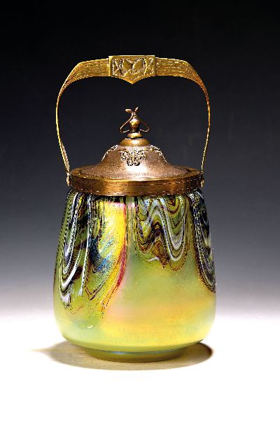 Bonbonniere, Wilhelm Kralik Sohn, um 1910, Schichtglas mit farbigen Einschmelzungen u.a. Uranglas, Metallmontur und Deckel, Alterssp., H. 26 cm