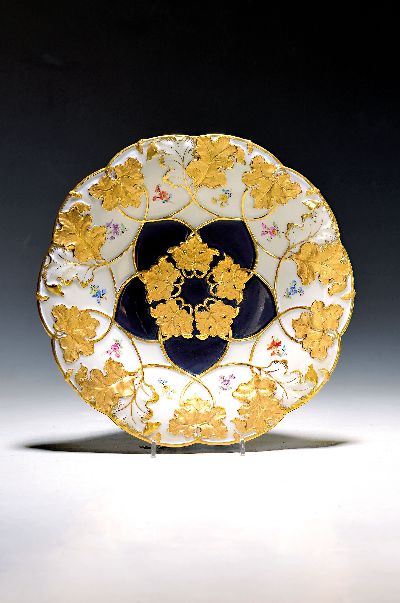 Prunkteller, Meissen, um 1924-1933, Pfeifferzeit, 1. Wahl, matt- und glanzvergoldetes Relief, partiell kobaltblau glasiert, bunt bemalt mit ...
