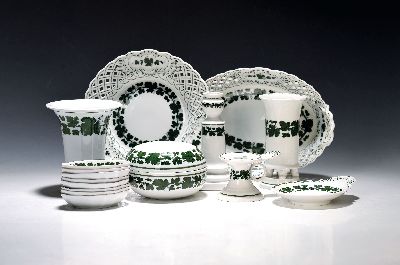 18 Teile Porzellan, Meissen, 20. Jh., Dekor voller grüner Weinkranz, 1. Wahl: Trichtervase ca. 13.5cm, Zylindervase ca. 14.5cm, 7 Vierpassschälchen ...