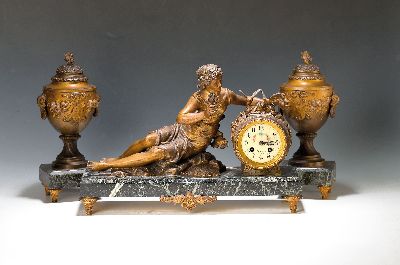 Pendule mit zwei Beistellern, Frankreich um 1910/20, grün geäderter Marmorsockel darauf Uhr mit 2 schnäbelnden Vögeln, daneben junge Frau mit ...