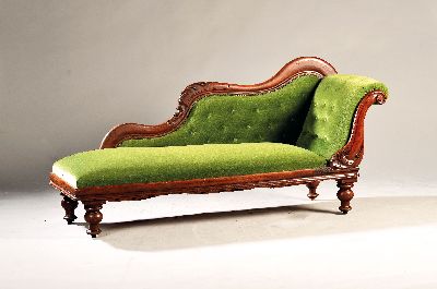 Kleine Chaiselongue, England, Victorian, 19.Jh., Mahagoni massiv, gepolstert und bezogen, geschweifte Form, ca. 82 x 170 cm, EZ 2