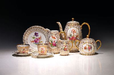 Kaffeeservice für 12 Personen, Württemberg Porzellan, um 1920-30, Porzellan, reiche Goldstaffage, bunt lithographierter Blumendekor, Kaffeekanne, ...