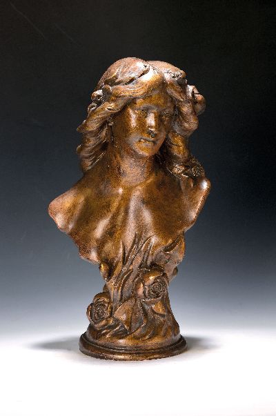 Jugendstil-Büste, Frankreich, um 1900, Keramik bronzefarben glasiert. Büste einer jungen Frau. Höhe ca. 47cm.