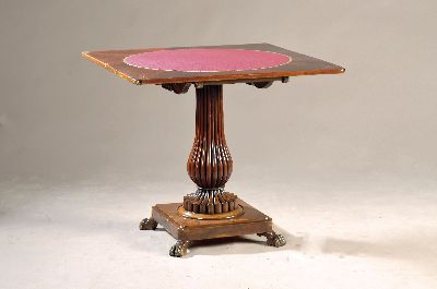 Spieltisch, England, Victorian, um 1860, Mahagonifurnier, z.t. massiv, mit prächtiger Balustersäule, auf Sockelplatte mit Tatzenfüßen, ...