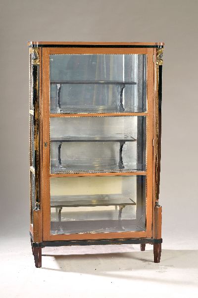 Vitrine, Empirestil, 2. Hälfte 19. Jh., Mahagonifurnier, dreiseitig verglast, stil Säulen mit figürlichen Bekrönungen, Inneneinrichtung, feine ...