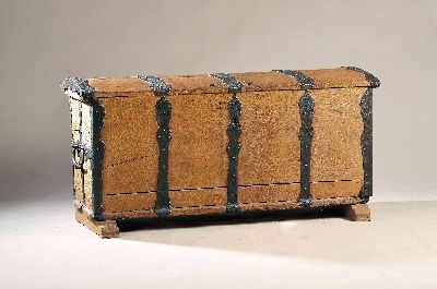 Barock-Deckeltruhe, 18.Jh., Eiche massiv, geschmiedete Eisenbeschläge, seitlich mit Griffen, ca. 72 x 153 x 65 cm, EZ 2-3