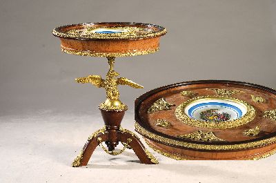 Tisch mit eingelassenem Teller, Frankreich, 19.Jh., Nußbaumfurnier, aufwendige Messingapplikationen in form von Adlern, H. ca. 80 cm, D. ca. 67 cm, ...