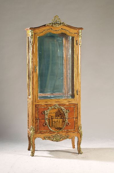 Vitrine, Frankreich, um 1900, Nußbaumfurnier, eintürig, dreifach verglast, innen Rückwand verspiegelt, aufwendige Messingapplikationen und ...