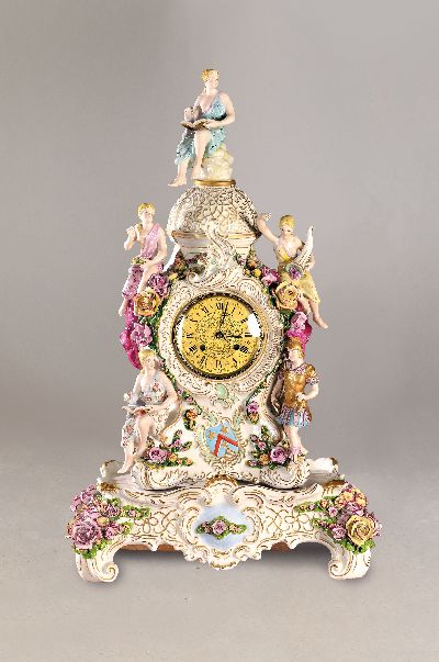 Große Porzellanpendule mit Sockel Müller & Co., Volkstedt, Mitte 20. Jh., fünf vollplastische allegorische Figuren, reich applizierte Blüten und ...