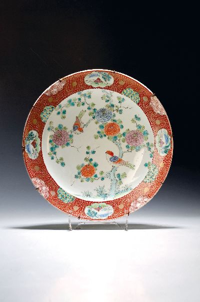 Großer Teller, China, Mitte 19. Jh., Porzellan, bunt bemalt mit Vögeln in Blütenzweigen, D. ca. 42cm