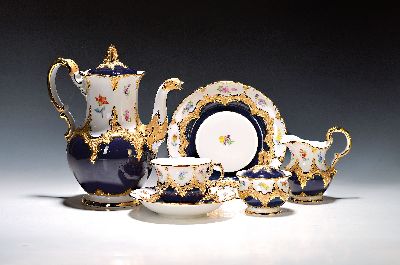 Kaffeeservice für 6 Personen, Meissen, 2.H.20.Jh., 2. Wahl, B-Form, kobaltblau, gestreute Blümchen, Matt- und Glanzvergoldung: Große Kaffeekanne, ...