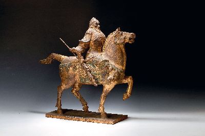 Reiterstandbild des General Guang Gong 1. Hälfte 19. Jh., Keramik, Reste alter Vergoldung, rest., auf Holzplatte montiert, H. ca. 56cm