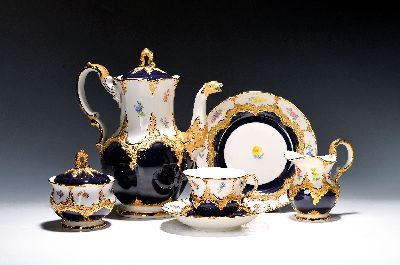 Kaffeeservice für 6 Personen, Meissen, 2.H.20.Jh., 2. Wahl, B-Form, kobaltblau, gestreute Blümchen, Matt- und Glanzvergoldung: Große Kaffeekanne ...