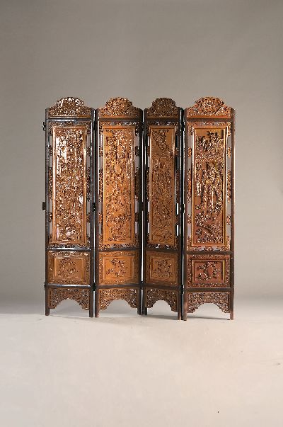 Paravent, China, 20. Jh., Buchsbaum, 8 Füllungen reich und tief geschnitzt mit vielfigurigen Szenen, umrandet von Lotus und Ornamenten, je Element ...