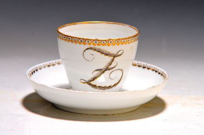 Monogramm-Tasse mit Untertasse, Meissen, Punktzeit, 1763-1777, Porzellan, polychrome Bemalung, Monogramm Z, goldgehöht, H.ca. 6 cm