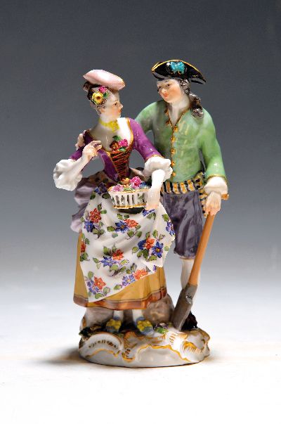 Porzellangruppe, Meissen, um 1910, galantes Gärtnerpaar, polychrome Bemalung, Rocaillensockel, applizierte Blümchen, Goldstaffage, H. ca. 14.5 cm