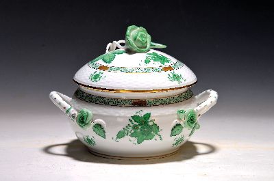 Kleine Deckelterrine/Deckelschüssel Herend Apponyi, grün, 20. Jh., Porzellan, bemalt, Goldstaffage, ca. 15 x 19 cm